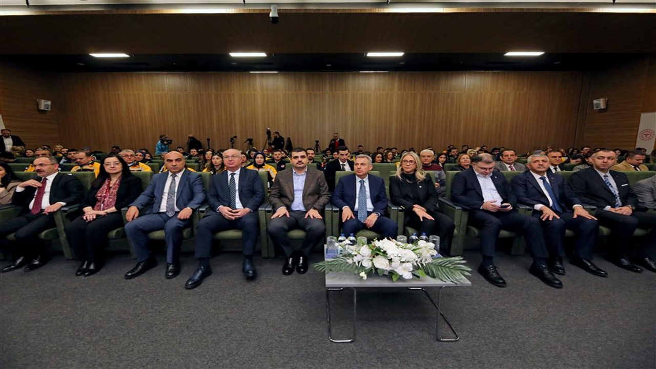 İzmir’e Tahsis Edilen 45 Yeni Ambulans Törenle Hizmete Başladı