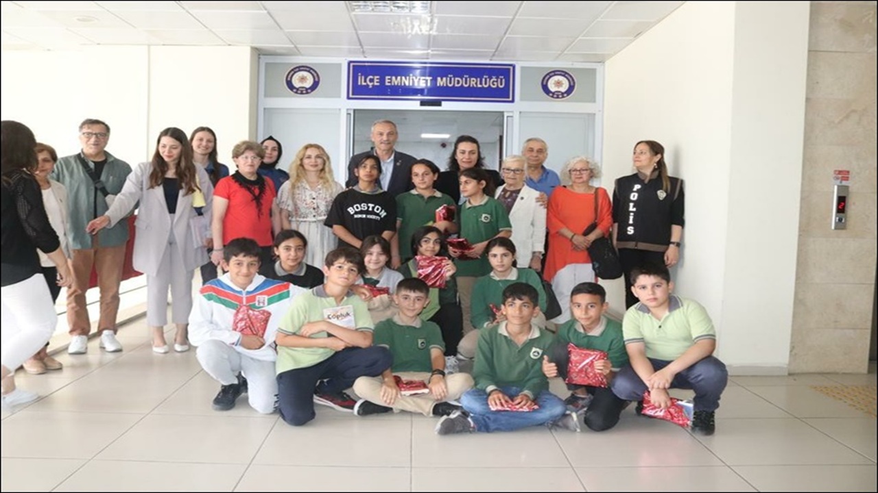“Sevgi ile Koruyalım” Projesi Kapsamında Öğrenciler Menemen İlçe Emniyet Müdürlüğünü Ziyaret Etti