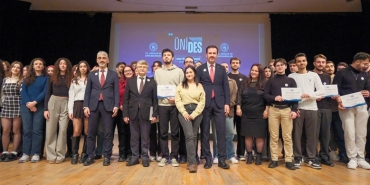 ÜNİDES Sertifika Töreni İzmir’de Üniversiteli Gençleri Bir Araya Getirdi