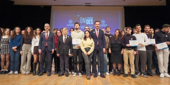 ÜNİDES Sertifika Töreni İzmir’de Üniversiteli Gençleri Bir Araya Getirdi