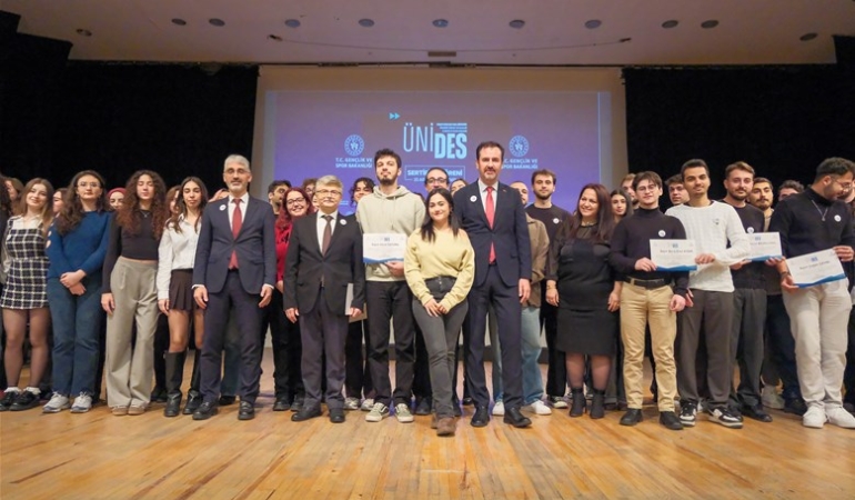 ÜNİDES Sertifika Töreni İzmir’de Üniversiteli Gençleri Bir Araya Getirdi