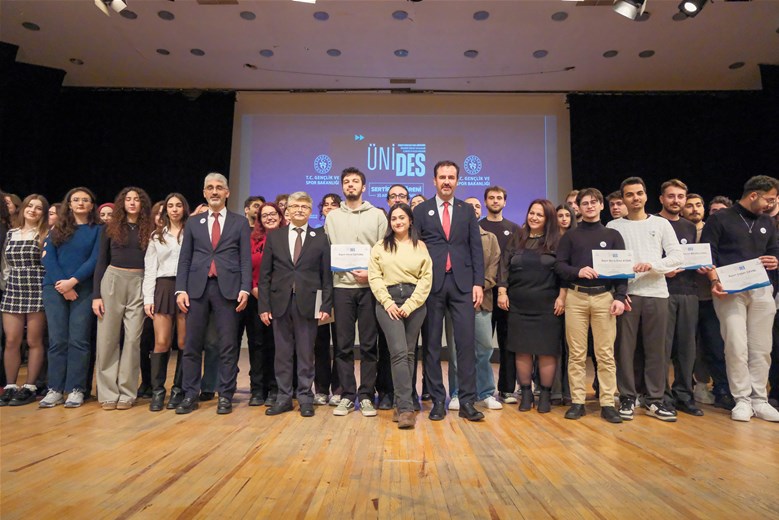 ÜNİDES Sertifika Töreni İzmir’de Üniversiteli Gençleri Bir Araya Getirdi